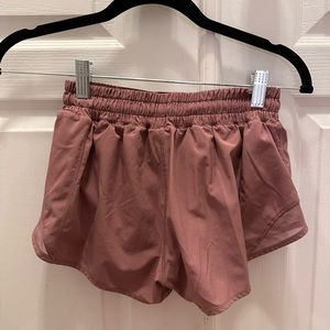 lulu lemon hotty hot low-rise lined shorts 2.5